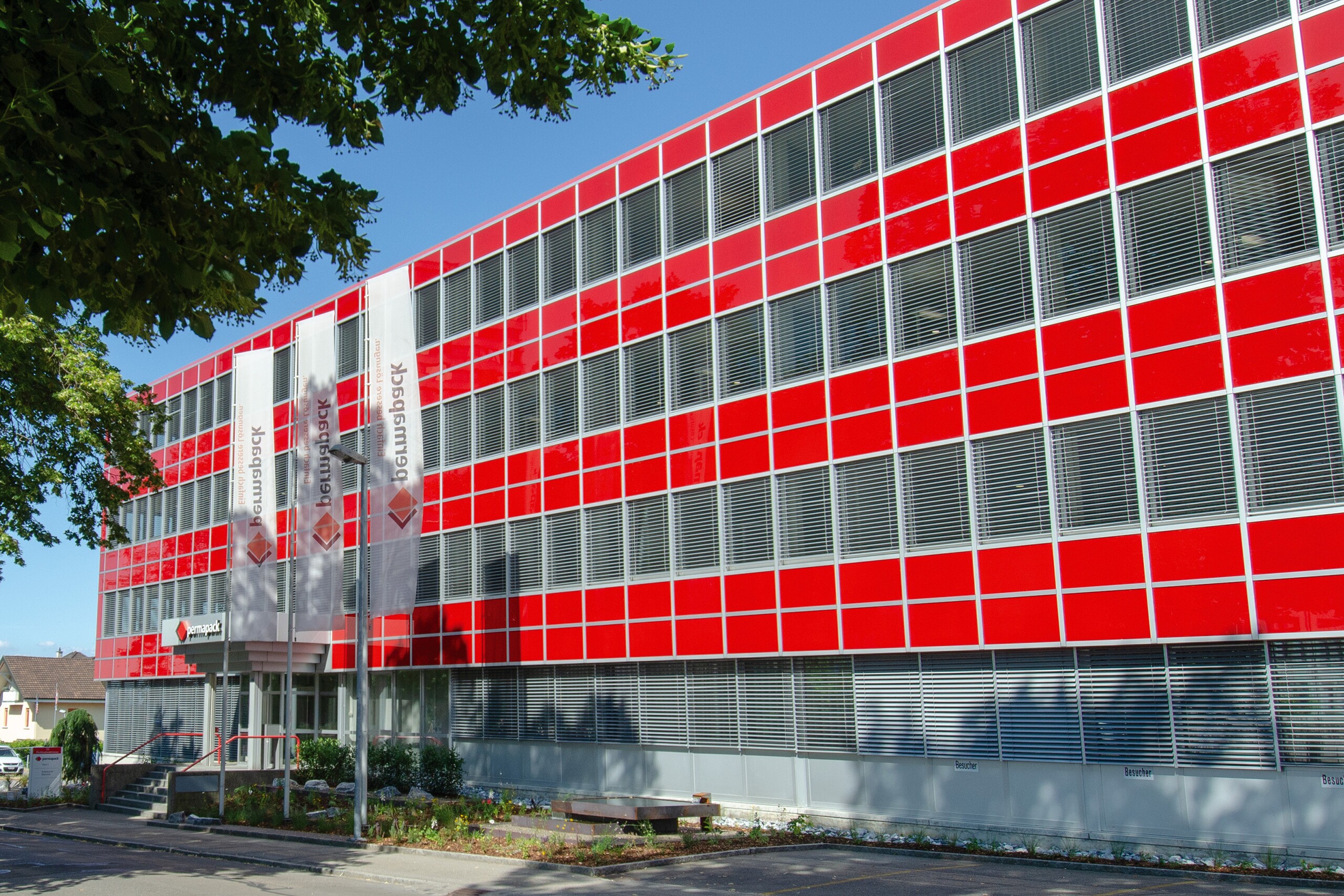Rotes Verwaltungsgebäude der Permapack