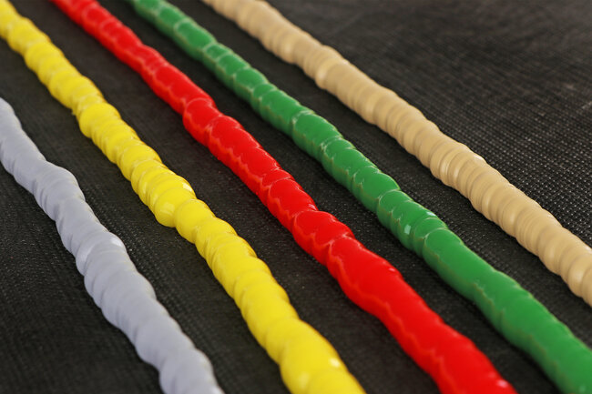 Fünf Silikonraupen in verschiedenen Farben.