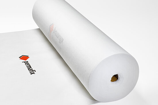 Halb ausgerolltes weisses Abdeckvlies mit Permafix Logo
