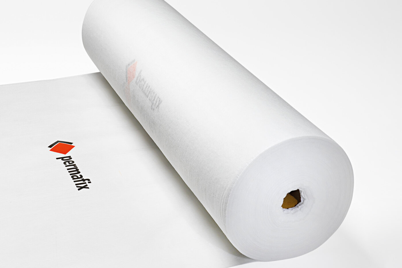 Halb ausgerolltes weisses Abdeckvlies mit Permafix Logo