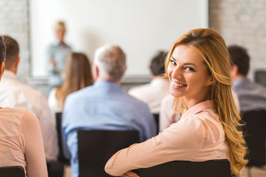 Personen in einem Schulungsraum