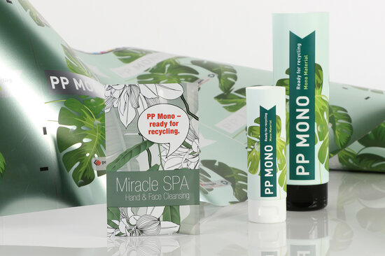 Zwei Tuben und ein Sachet in Grüntönen zum Thema Nachhaltigkeit. Im Hintergrund eine in Grüntönen bedruckte Folie.