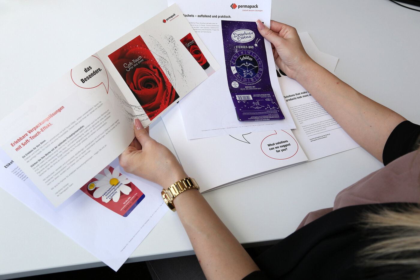 Mitarbeiterin hält verschiedenen Sachet-Muster in der Hand. 