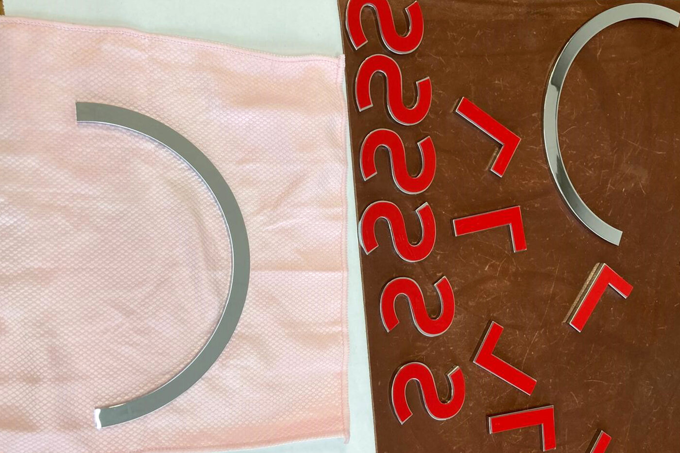 Mit Montageklebeband vorausgerüstete Logo-Buchstaben.