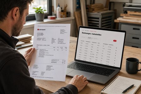 Handwerker prüft Rechnungen und Bestellhistorie im Permapack Online-Shop