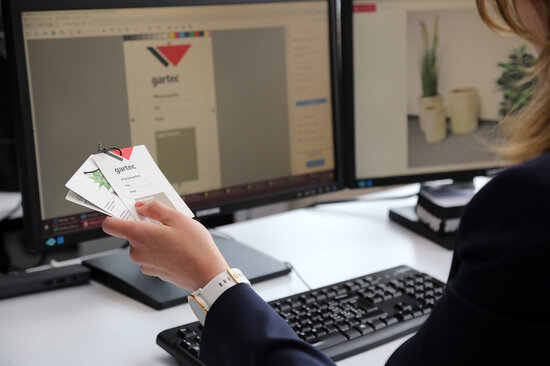 PC auf Bürotisch mit geöffnetem Etikettenprogramm