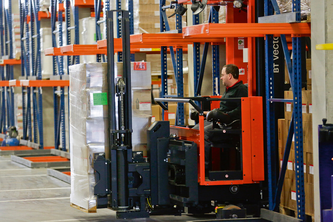 Beladener Stapler im Warenlager 
