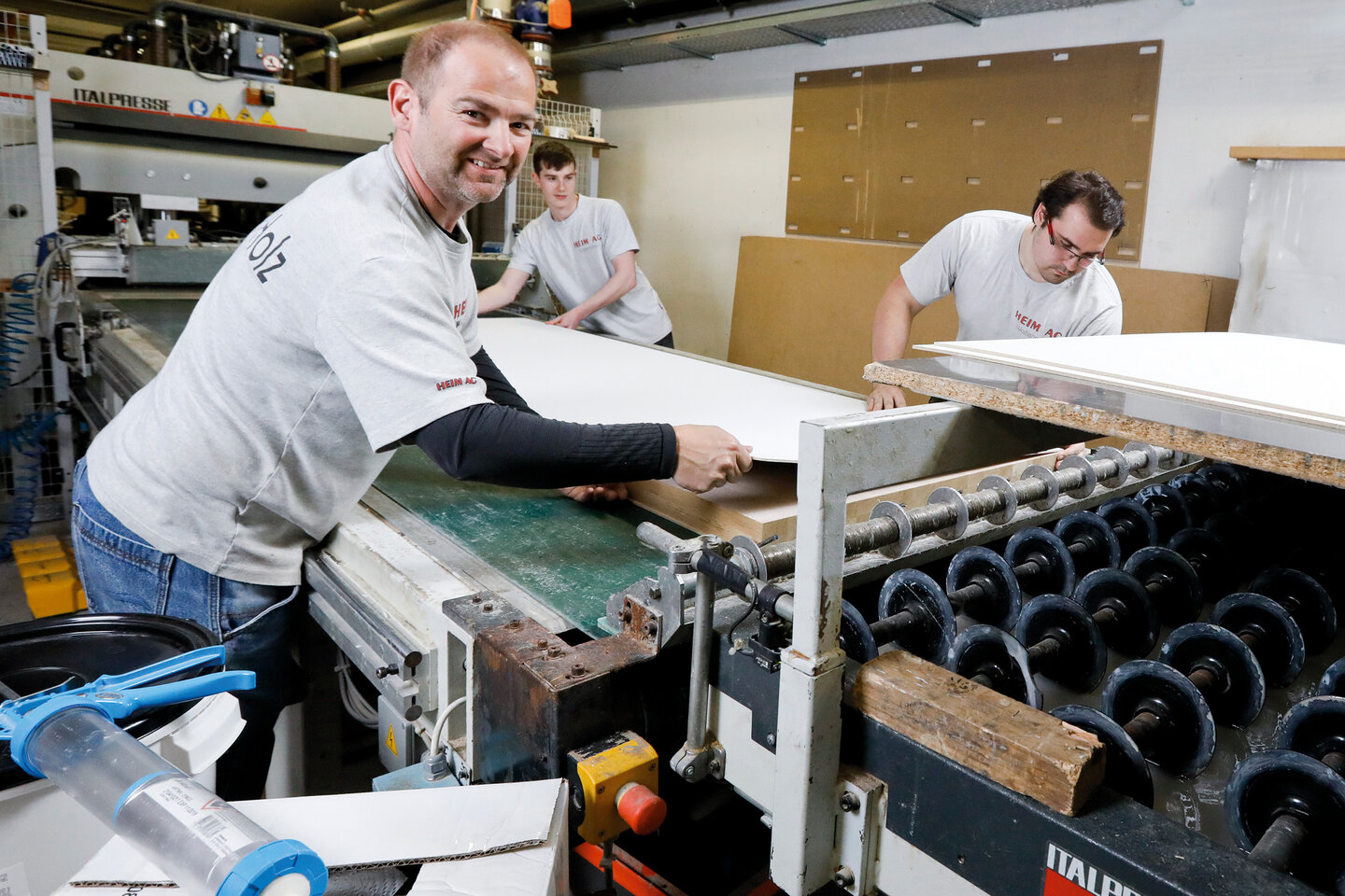 Produktionsleiter beim Arbeiten in der Türherstellung an der Kantenleimmaschine