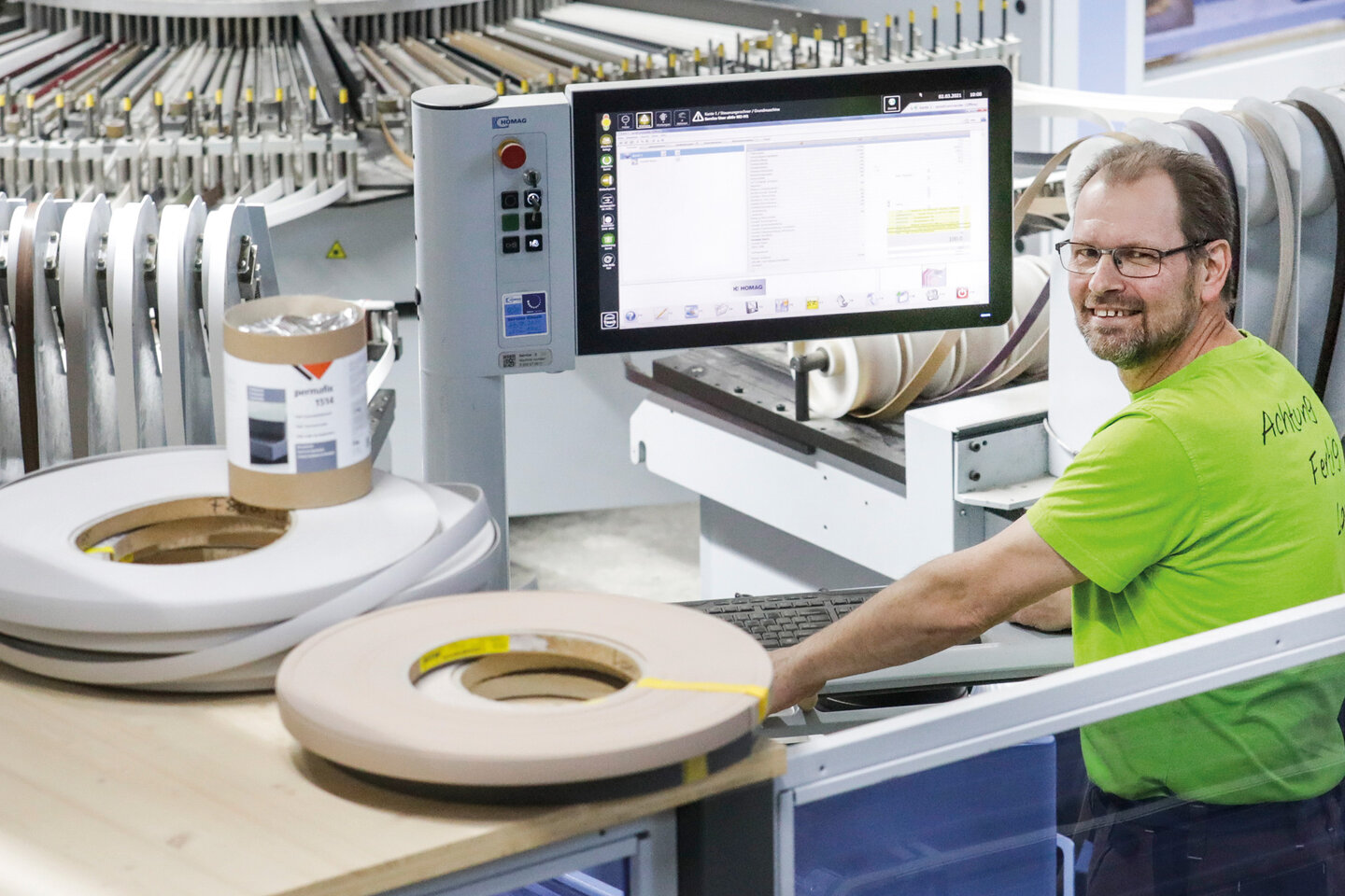 Moderne Möbelproduktion arbeitet mit monomerreduziertem Schmelzklebstoff