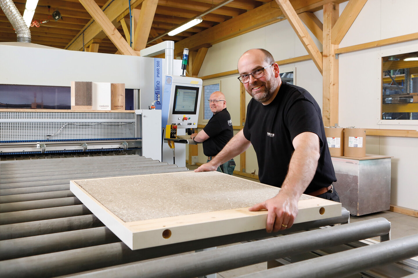 Betriebsleiter an der Durchlaufleimpresse