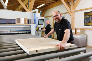 Betriebsleiter an der Durchlaufleimpresse