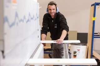 Schreiner bei der Arbeit