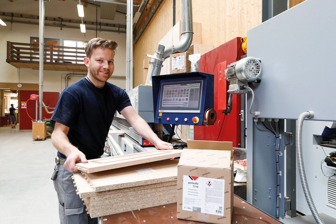 Werkstattleiter verarbeitet Kantenklebstoffe von Permafix