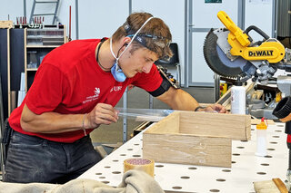 Elmar Wyrsch fertigt eine Schublade im Wettkampf.