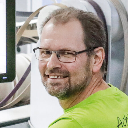 Porträt Thomas Jordi Hauptverantwortlicher der Kantenleimanlage bei Loosli