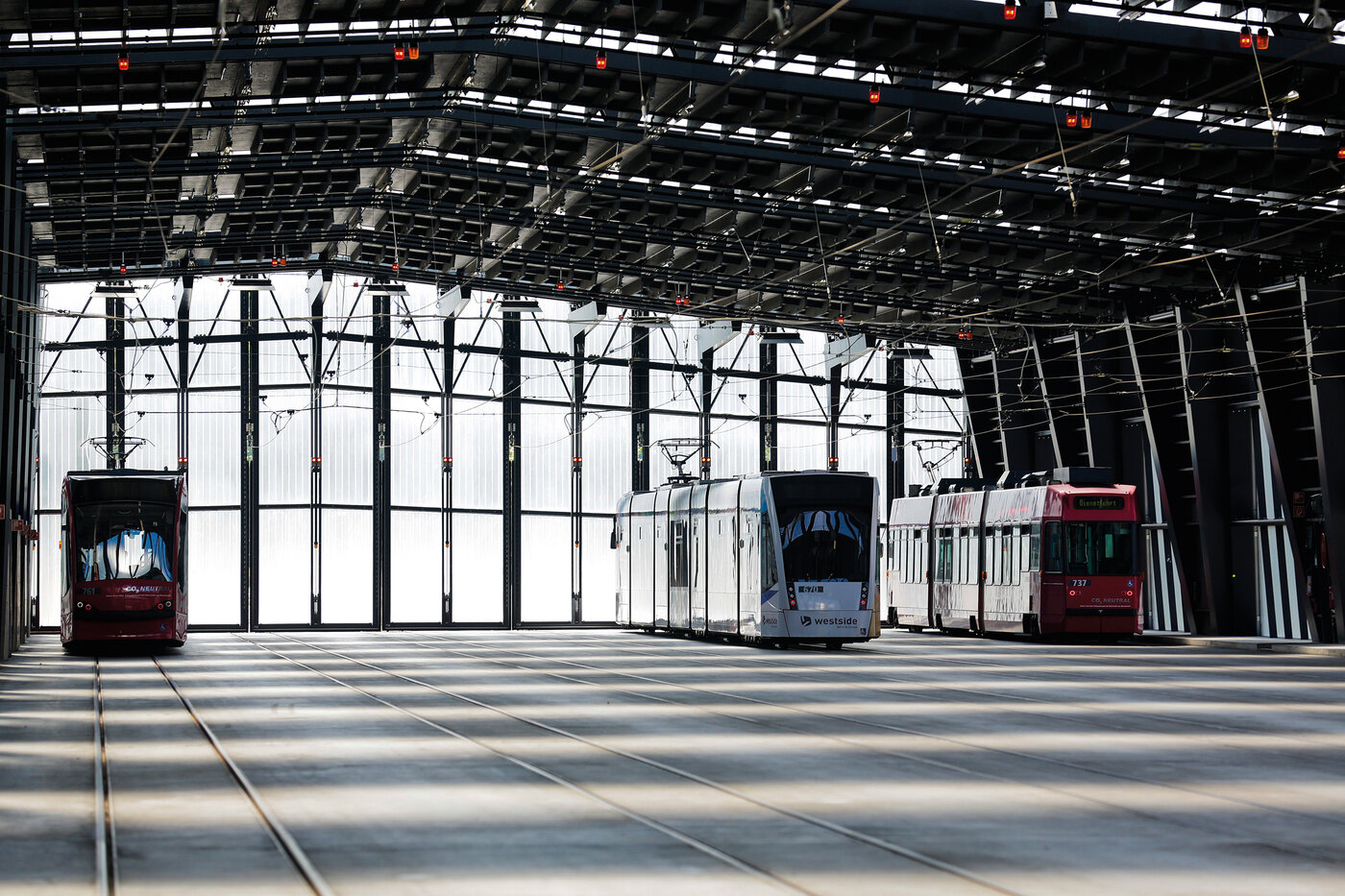 Tramdepot innen mit drei Trams