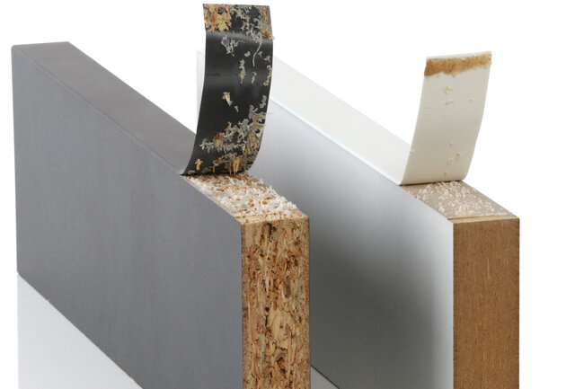 Zwei Regalbrettern mit abstehenden Kantenbändern