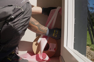 Anbringen eines Dichtbandes an einem bodentiefen Fenster