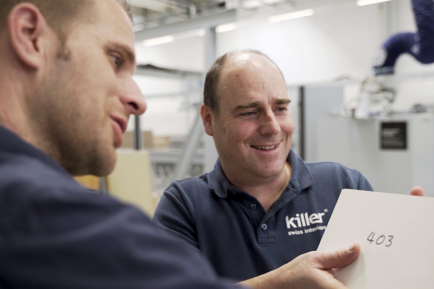 Zwei Schreiner begutachten eine gelungene Fugenkante