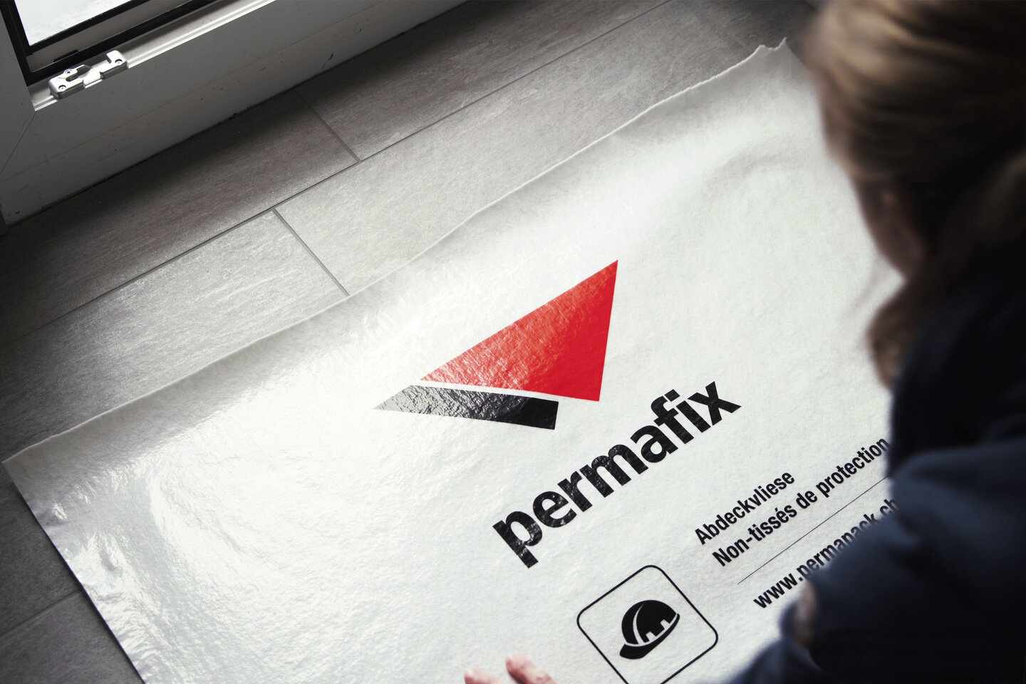 Permafix-Abdeckvlies auf einem Fliesenboden verlegt.