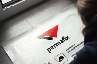 Permafix-Abdeckvlies auf einem Fliesenboden verlegt.