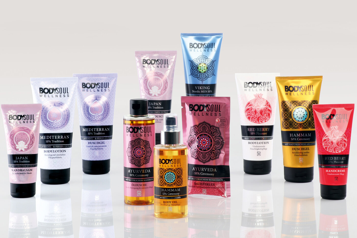 Verschiedene Körperpflege-Produkte in bedruckten Tuben, Flaschen und Sachets.