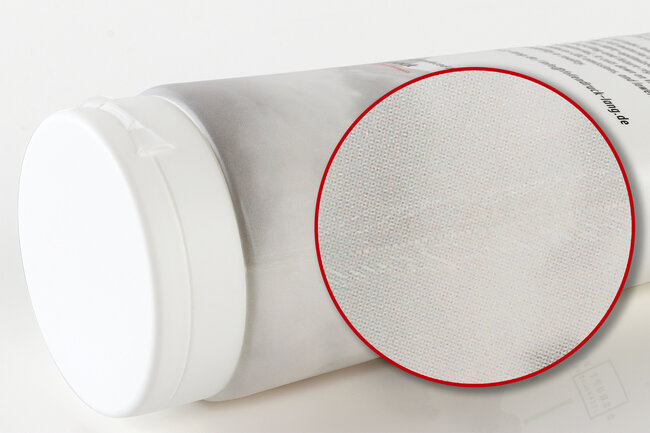 Eine liegende Kosmetiktube mit einer Vergrösserung auf der kaum sichtbaren Schweissnaht.