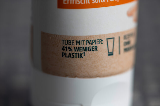 Grossaufnahme vom Aufdruck "41% weniger Plastik" auf der Kosmetiktube