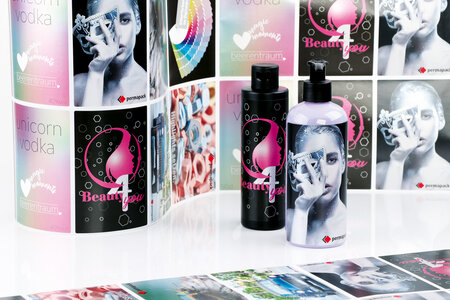 Druckmusterbogen und zwei Flaschen mit Etiketten zum Thema Silberkit im Digitaldruck.