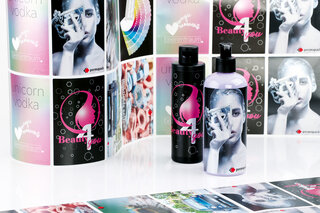 Druckmusterbogen und zwei Flaschen mit Etiketten zum Thema Silberkit im Digitaldruck.