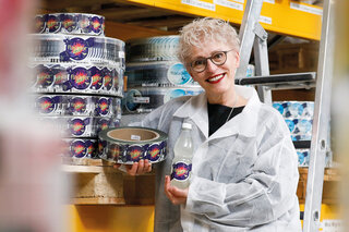 Gabriela Manser (Geschäftsführerin der Goba AG) zeigt das von Permapack produzierte Wrap Around