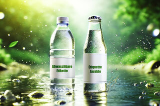 Zwei Flaschen mit abwaschbaren Etiketten stehen in einem Bach. 