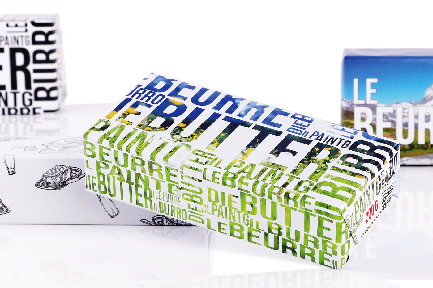 Mehrere Butter in unterschiedlich bedruckte Butterwickelfolien eingepackt. 