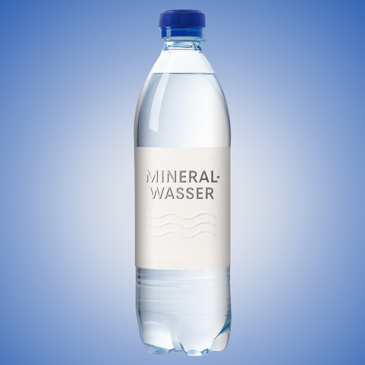 Schlichte Etikette auf PET-Flasche mit der Prägung  «Mineralwasser» in Metallic und Wellenlinien