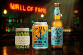 Etiketten auf Bierflasche, Bierdose und Wasabiglas mit maritimen und minimalistischen Designs in Bar-Umgebung