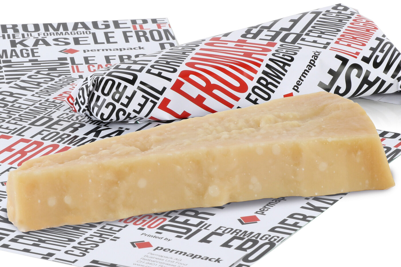 Individuell bedruckte Käsewickelfolien mit einem eingepackten und einem nicht eingepackten Stück Käse. 