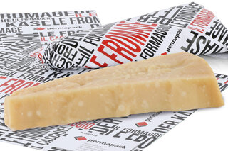 Individuell bedruckte Käsewickelfolien mit einem eingepackten und einem nicht eingepackten Stück Käse. 