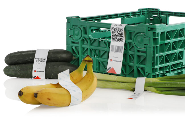 Zwei Gurken, zwei Bananen, zwei Frühlingszwiebeln - jeweils gebündelt mit einer LoopTack-Etikette 