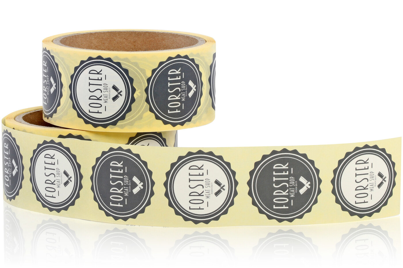 Zwei Rollen Etiketten schwarz und weiss von einer Metzgerei. 