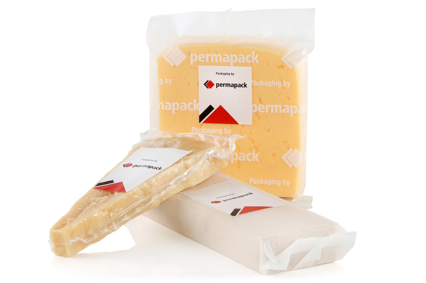 Drei verpackte Käsestücke mit nachhaltigen Etiketten für die Lebensmittelindustrie.