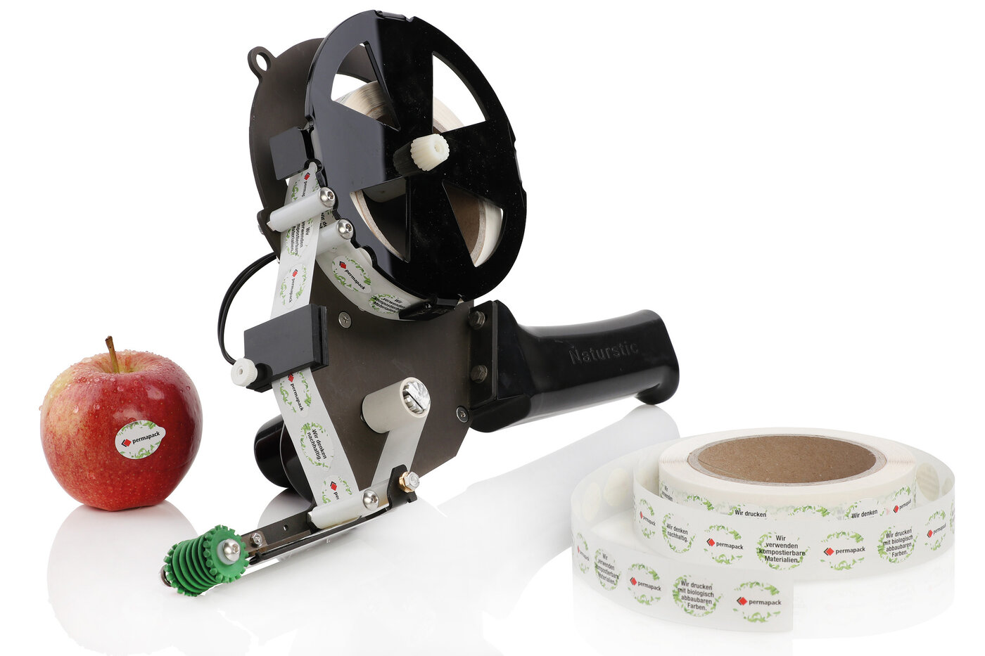 Apfel, Spendegerät und Rolle mit nachhaltigen Etiketten für Lebensmittel. 