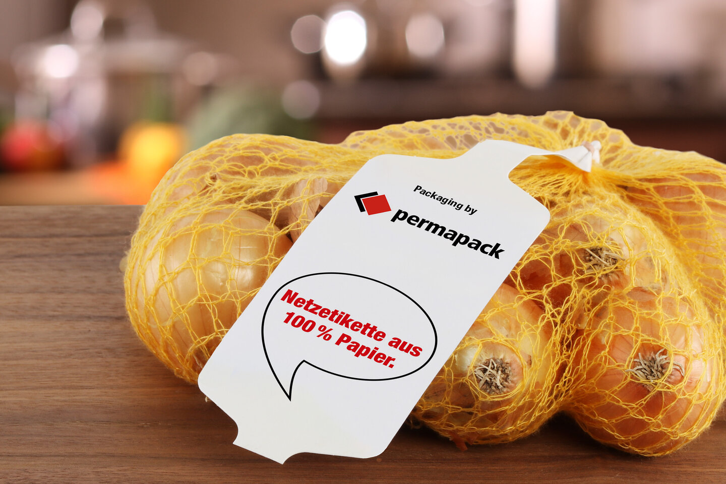 Ein Netz voll Zwiebeln mit einer Netzetikette aus Papier liegt auf einem Tisch