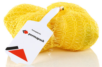 Zitronen in einem gelben Netz mit Netzetikette