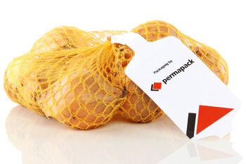 Zwiebeln in einem Netz mit Netzetikette