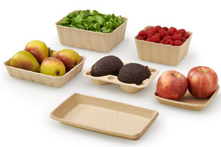 Gruppe mit Reisstrohschalen leer und mit Früchten und Salat gefüllt. 