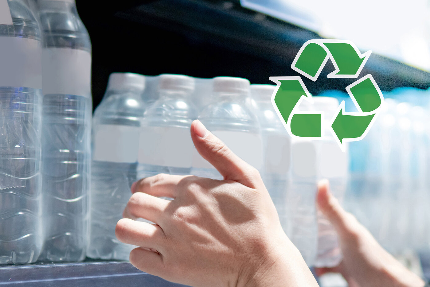 Hände nehmen einen Sixpack Wasser aus dem Regal. 