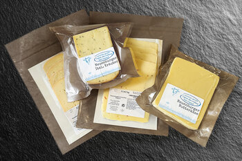 Verschiedene Käsesorten in Vakuumbeuteln