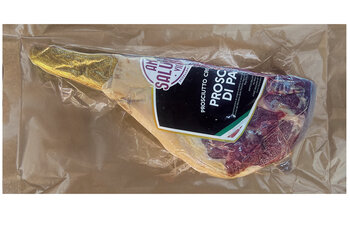 Vakuumverpackter Rohschinken mit schwarzem Etikett und goldverpacktem Knochenende