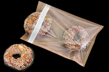 Ein Fresh Bag ECOplus mit braunem Papierrücken, in dem zwei Bagels liegen.
