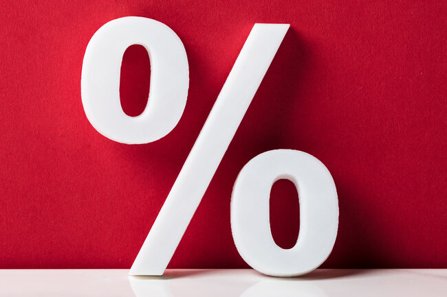 Weisses Prozentezeichen vor rotem Hintergrund